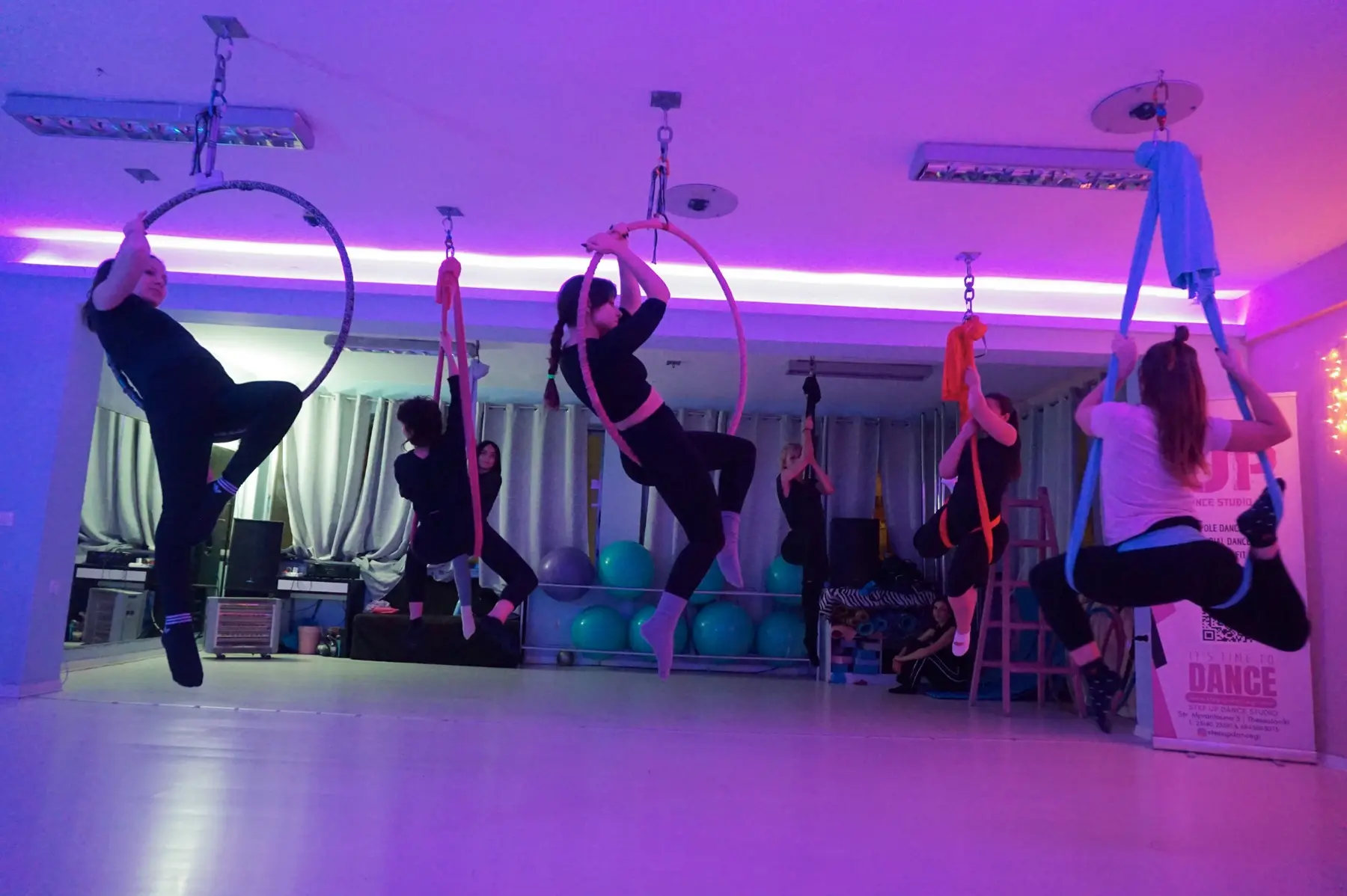 Ομαδικό μάθημα Aerial Mix με Aerial Hoop και Aerial Sling στο STEP UP Θεσσαλονίκη