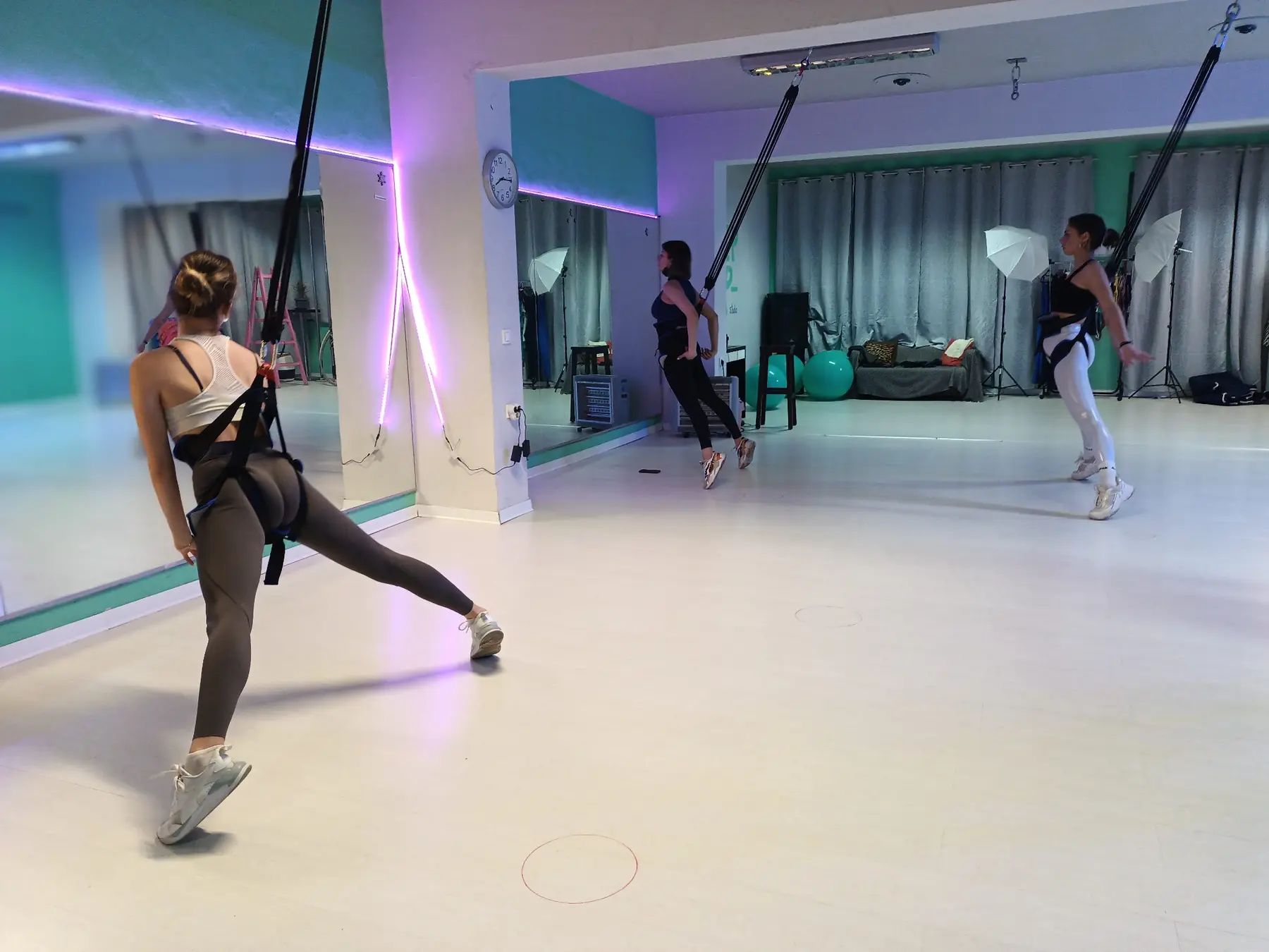Ομαδικό μάθημα Bungee Fitness με ειδική ζώνη στο STEP UP Θεσσαλονίκη
