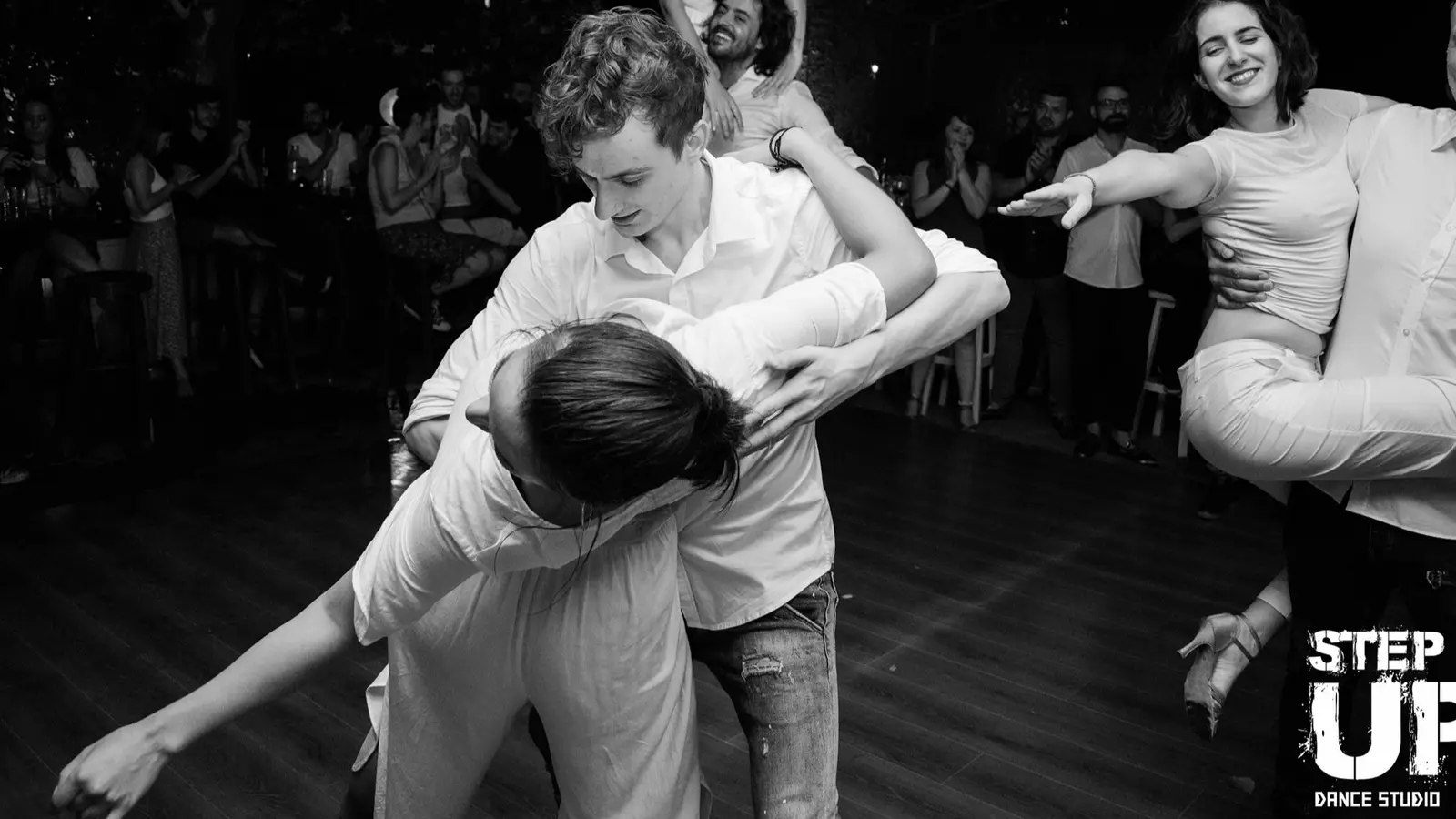 Ζευγάρι χορεύει Salsa σε social βραδιά του Step Up Dance Studio Θεσσαλονίκη
